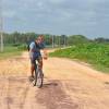 Pedalando na zona rural a caminho da praia, na Ilha de Marajó - PA